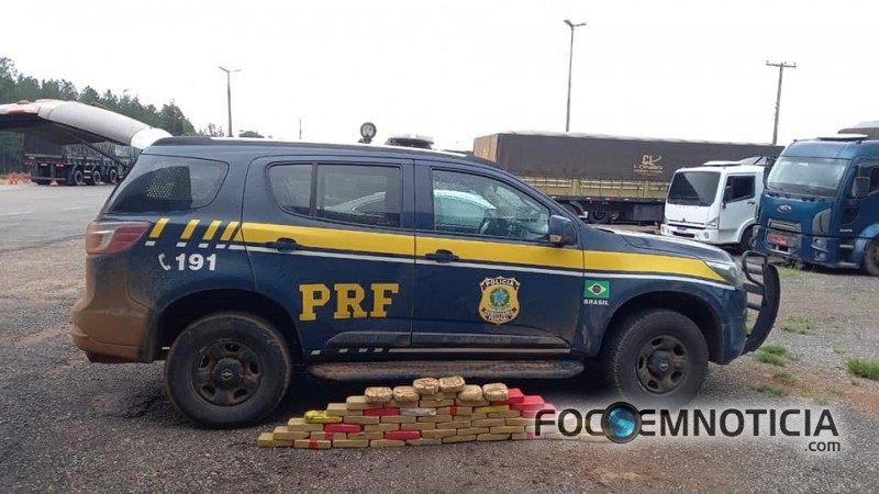 PRF APREENDE MAIS DE 50 QUILOS DE COCA&Iacute;NA EM FUNDO FALSO, FOTOS E V&Iacute;DEOS