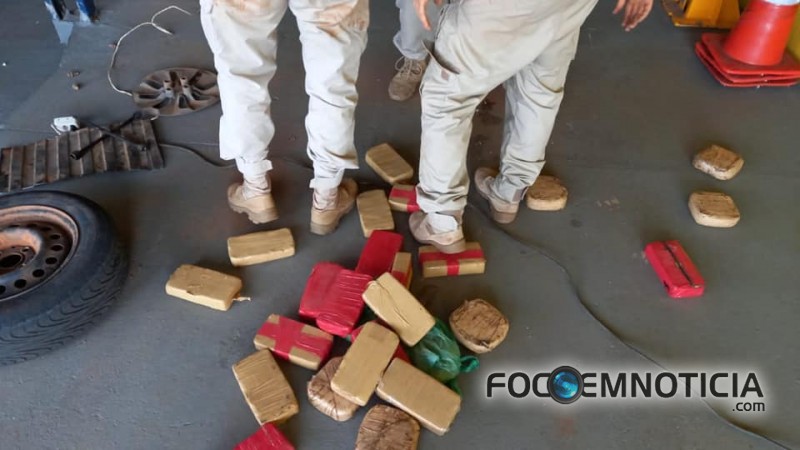 PRF APREENDE MAIS DE 50 QUILOS DE COCA&Iacute;NA EM FUNDO FALSO, FOTOS E V&Iacute;DEOS