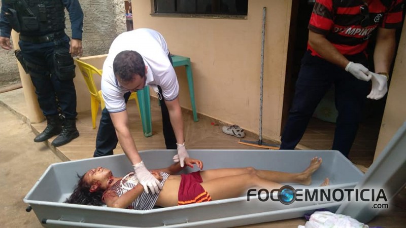MULHER &Eacute; ASSASSINADA A GOLPES DE FACA NO SETOR - 04 EM ARIQUEMES, IMAGENS DE ALTO IMPACTO