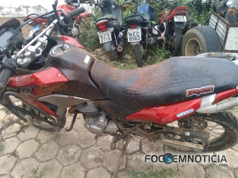 ASSALTANTES MORREM AP&Oacute;S TROCAREM TIROS COM A POL&Iacute;CIA MILITAR NO B - 40 EM ARIQUEMES, IMAGENS FORTES