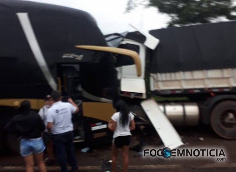 ACIDENTE NA BR - 364 ENVOLVENDO CARRETA BI TREM E &Ocirc;NIBUS DEIXA PELO MENOS 03 MORTOS