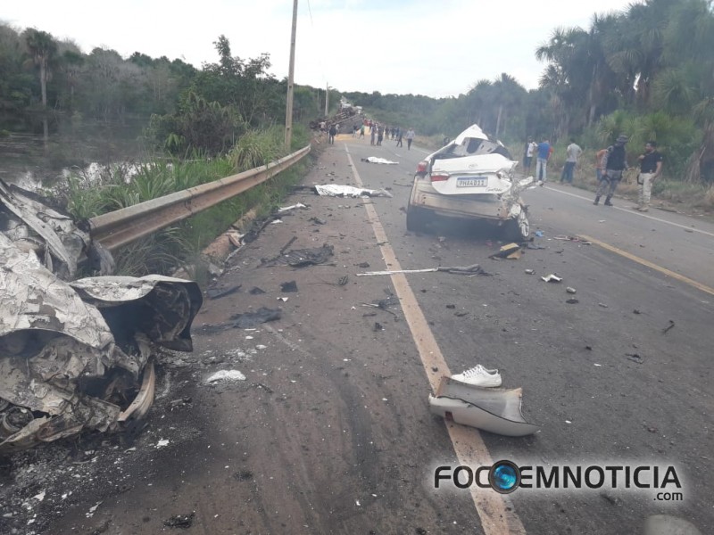 ACIDENTE NA BR - 364 ENVOLVENDO COROLLA E CARRETA DEIXA DUAS PESSOAS MORTAS