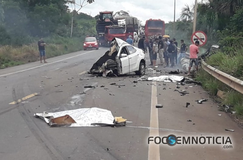 ACIDENTE NA BR - 364 ENVOLVENDO COROLLA E CARRETA DEIXA DUAS PESSOAS MORTAS