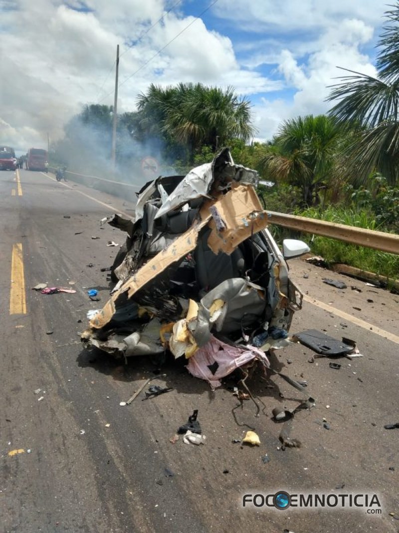 ACIDENTE NA BR - 364 ENVOLVENDO COROLLA E CARRETA DEIXA DUAS PESSOAS MORTAS