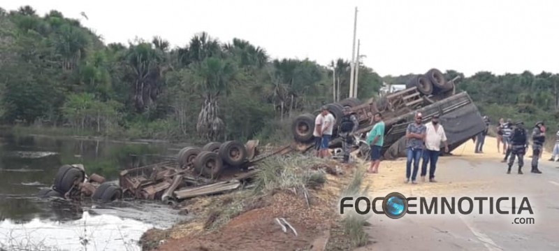 ACIDENTE NA BR - 364 ENVOLVENDO COROLLA E CARRETA DEIXA DUAS PESSOAS MORTAS