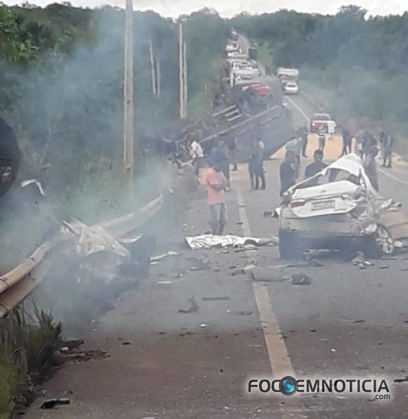 ACIDENTE NA BR - 364 ENVOLVENDO COROLLA E CARRETA DEIXA DUAS PESSOAS MORTAS