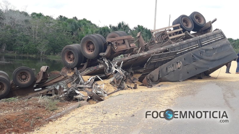 ACIDENTE NA BR - 364 ENVOLVENDO COROLLA E CARRETA DEIXA DUAS PESSOAS MORTAS