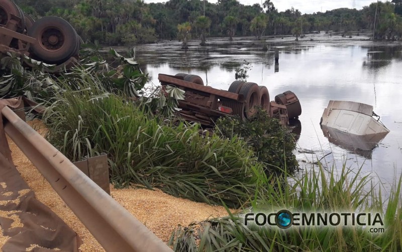 ACIDENTE NA BR - 364 ENVOLVENDO COROLLA E CARRETA DEIXA DUAS PESSOAS MORTAS