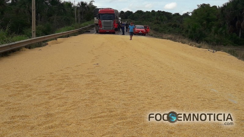ACIDENTE NA BR - 364 ENVOLVENDO COROLLA E CARRETA DEIXA DUAS PESSOAS MORTAS
