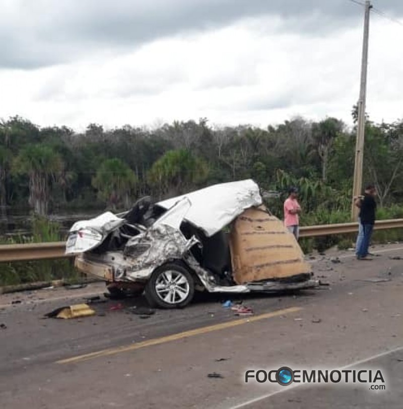 ACIDENTE NA BR - 364 ENVOLVENDO COROLLA E CARRETA DEIXA DUAS PESSOAS MORTAS