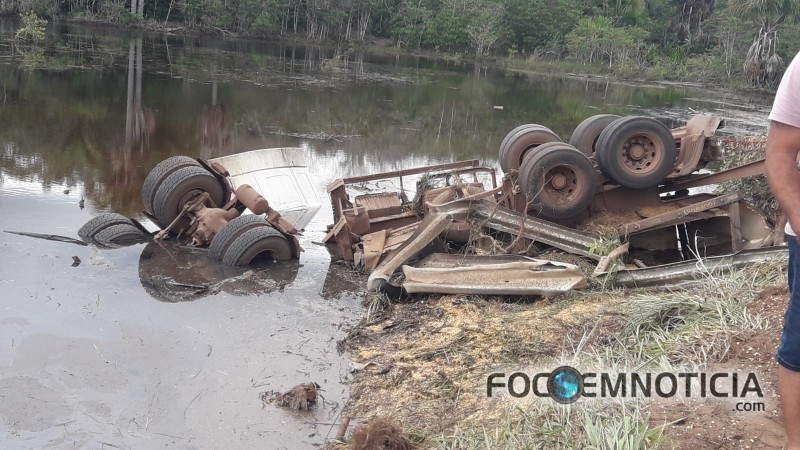 ACIDENTE NA BR - 364 ENVOLVENDO COROLLA E CARRETA DEIXA DUAS PESSOAS MORTAS