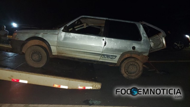 ACIDENTE NA BR - 364 ENVOLVENDO UNO E CARRETA MATA MAIS UMA PESSOA