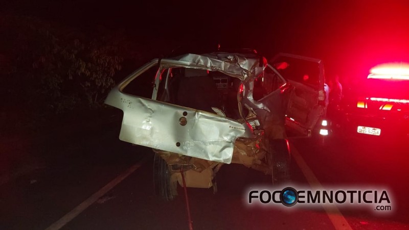 ACIDENTE NA BR - 364 ENVOLVENDO UNO E CARRETA MATA MAIS UMA PESSOA