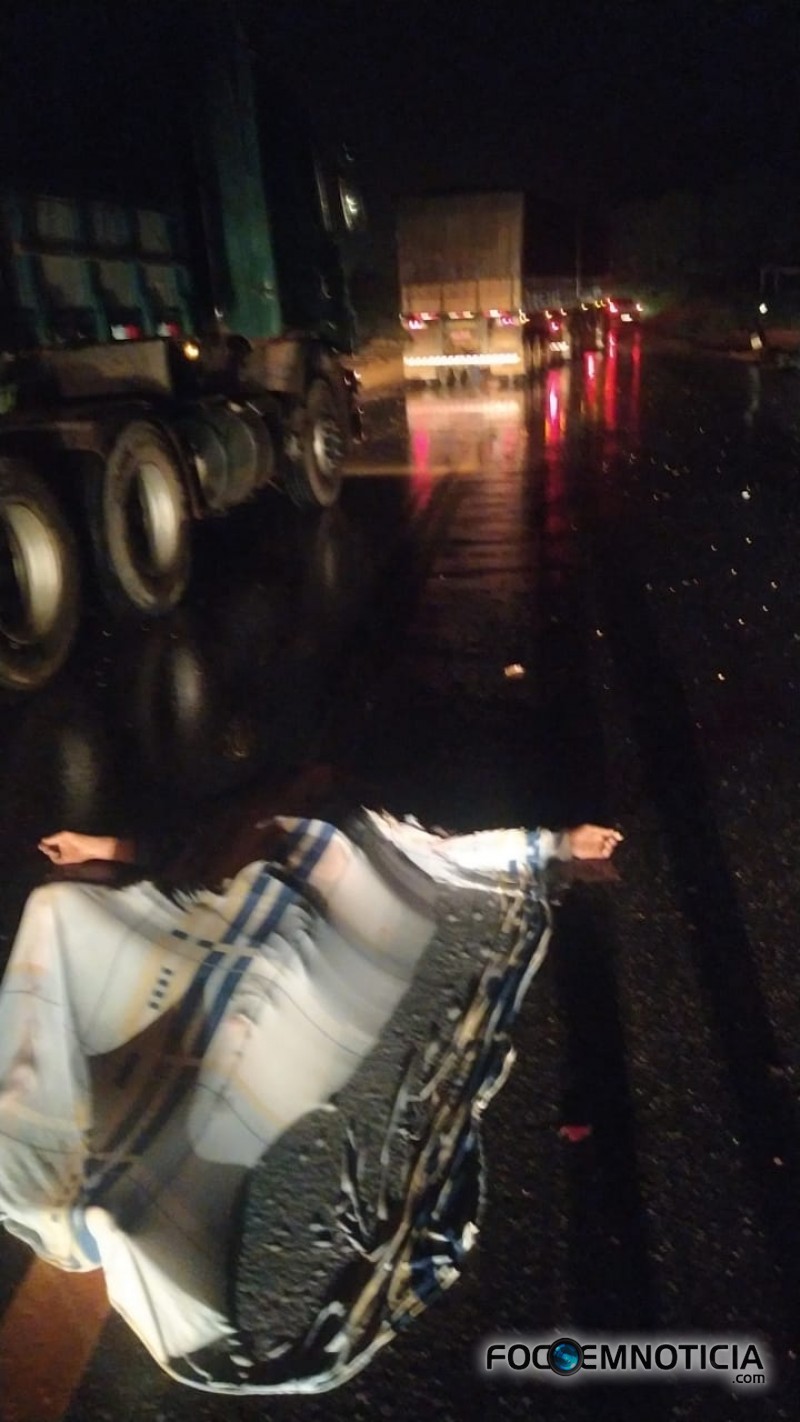 ACIDENTE NA BR - 364 ENVOLVENDO UNO E CARRETA MATA MAIS UMA PESSOA