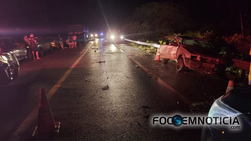 ACIDENTE NA BR - 364 ENVOLVENDO UNO E CARRETA MATA MAIS UMA PESSOA