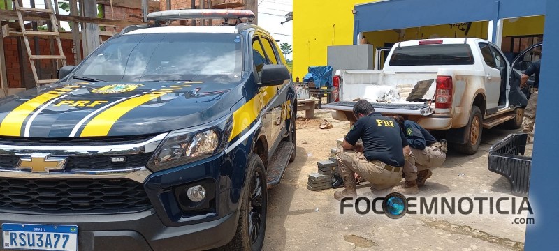 PRF APREENDE TR&Ecirc;S PISTOLAS E QUASE 65 QUILOS DE COCA&Iacute;NA  NA BR - 364