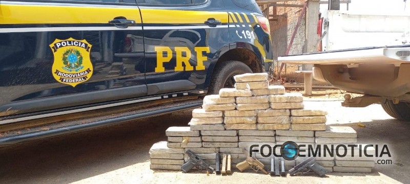 PRF APREENDE TR&Ecirc;S PISTOLAS E QUASE 65 QUILOS DE COCA&Iacute;NA  NA BR - 364