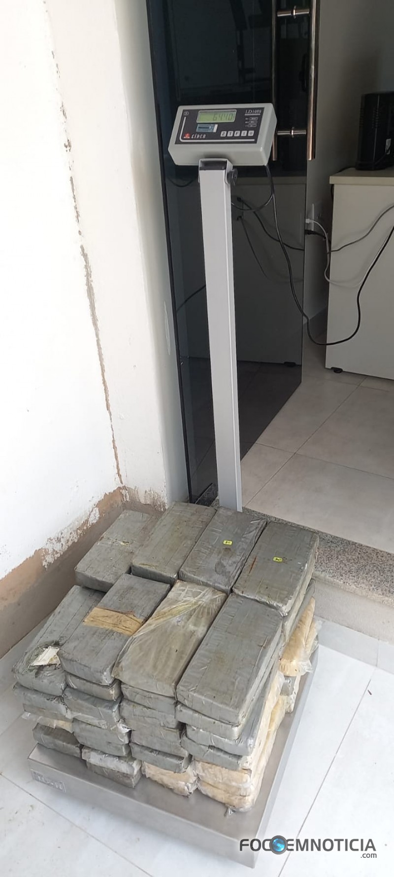 PRF APREENDE TR&Ecirc;S PISTOLAS E QUASE 65 QUILOS DE COCA&Iacute;NA  NA BR - 364