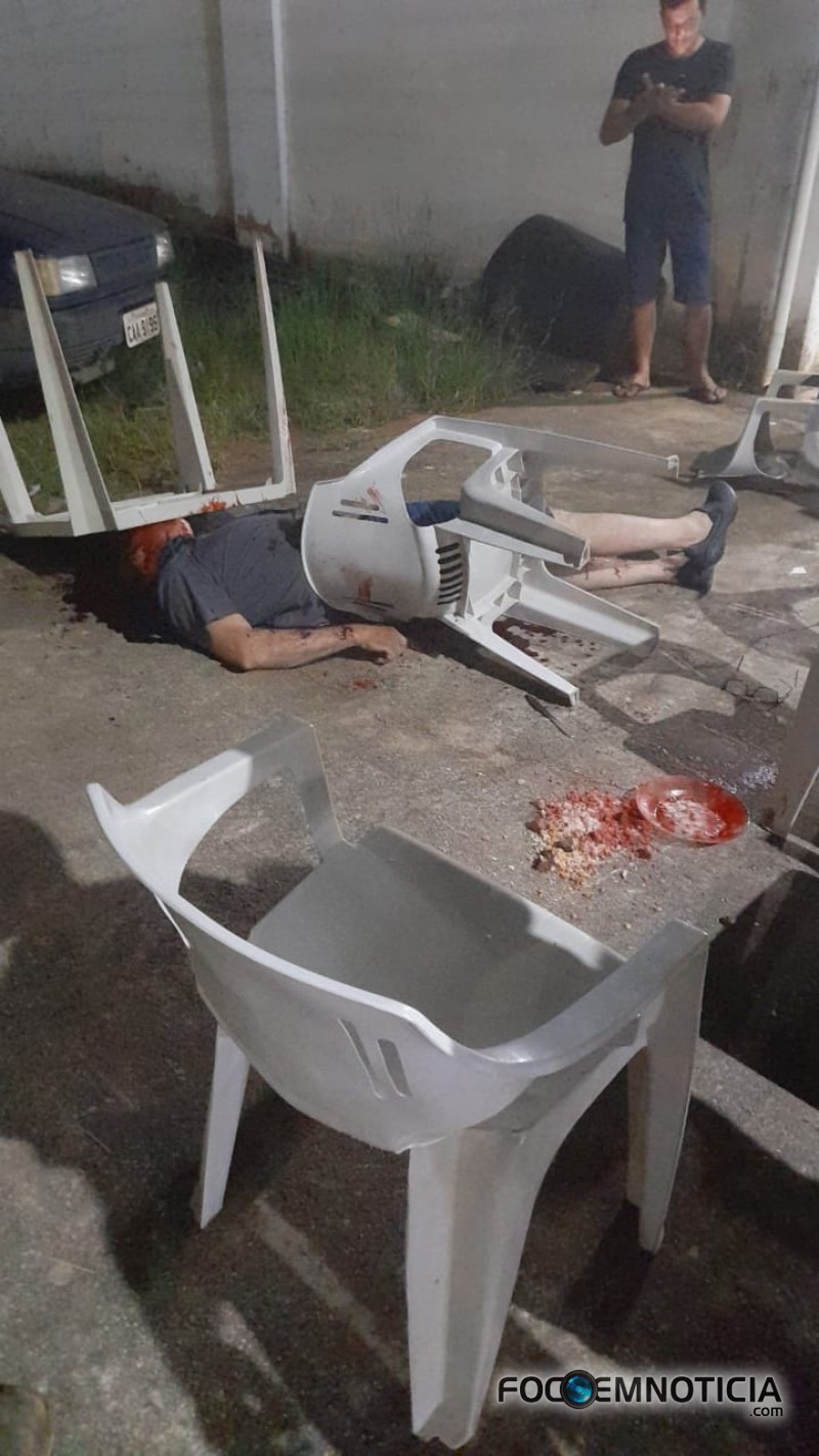 COMPRADOR DE GADO &Eacute; ASSASSINADO A TIROS NO CENTRO DE MONTE NEGRO, ATEN&Ccedil;&Atilde;O IMAGENS FORTES
