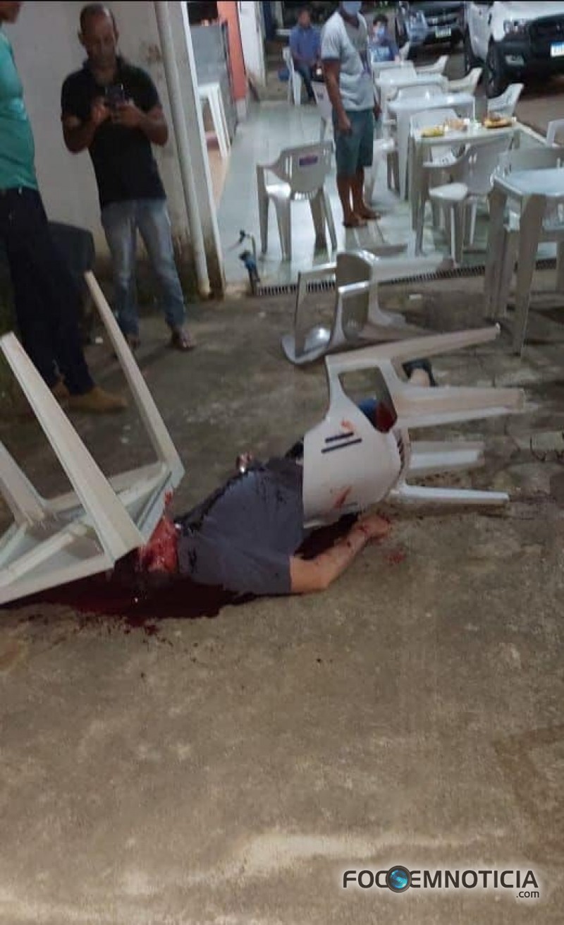COMPRADOR DE GADO &Eacute; ASSASSINADO A TIROS NO CENTRO DE MONTE NEGRO, ATEN&Ccedil;&Atilde;O IMAGENS FORTES