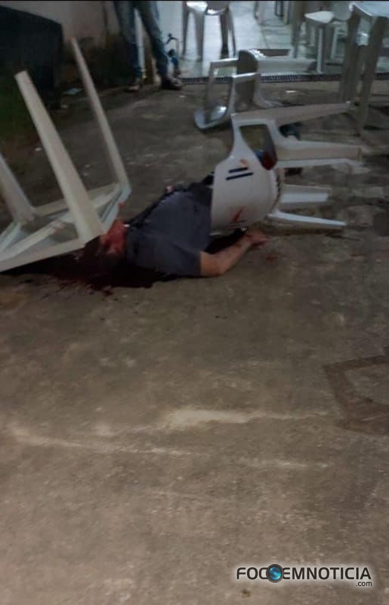 COMPRADOR DE GADO &Eacute; ASSASSINADO A TIROS NO CENTRO DE MONTE NEGRO, ATEN&Ccedil;&Atilde;O IMAGENS FORTES