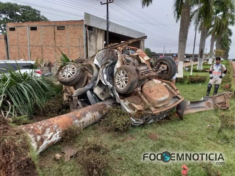 MOTORISTA PERDE O CONTROLE DO VE&Iacute;CULO, BATE EM &Aacute;RVORE, CARRO PARTE AO MEIO, IMAGENS FORTES, V&Iacute;DEO
