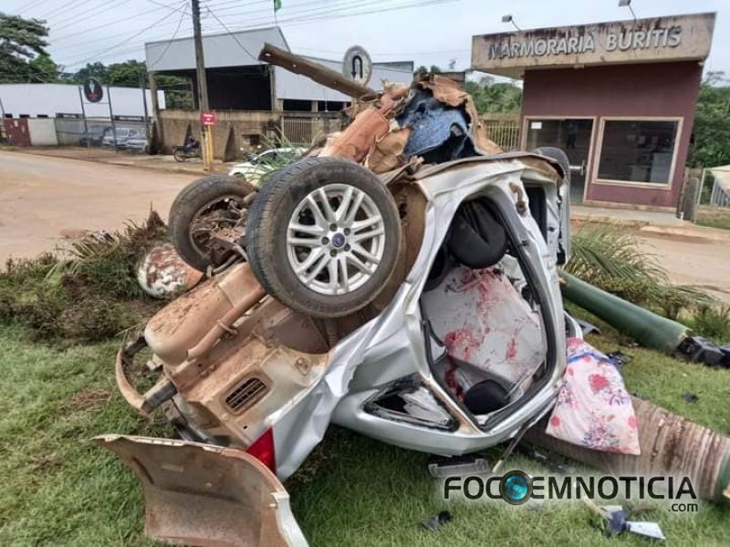 MOTORISTA PERDE O CONTROLE DO VE&Iacute;CULO, BATE EM &Aacute;RVORE, CARRO PARTE AO MEIO, IMAGENS FORTES, V&Iacute;DEO