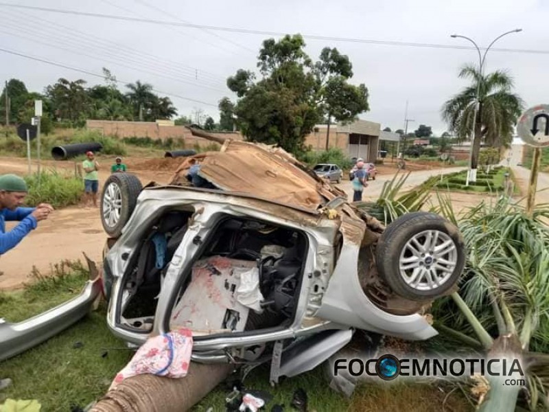 MOTORISTA PERDE O CONTROLE DO VE&Iacute;CULO, BATE EM &Aacute;RVORE, CARRO PARTE AO MEIO, IMAGENS FORTES, V&Iacute;DEO