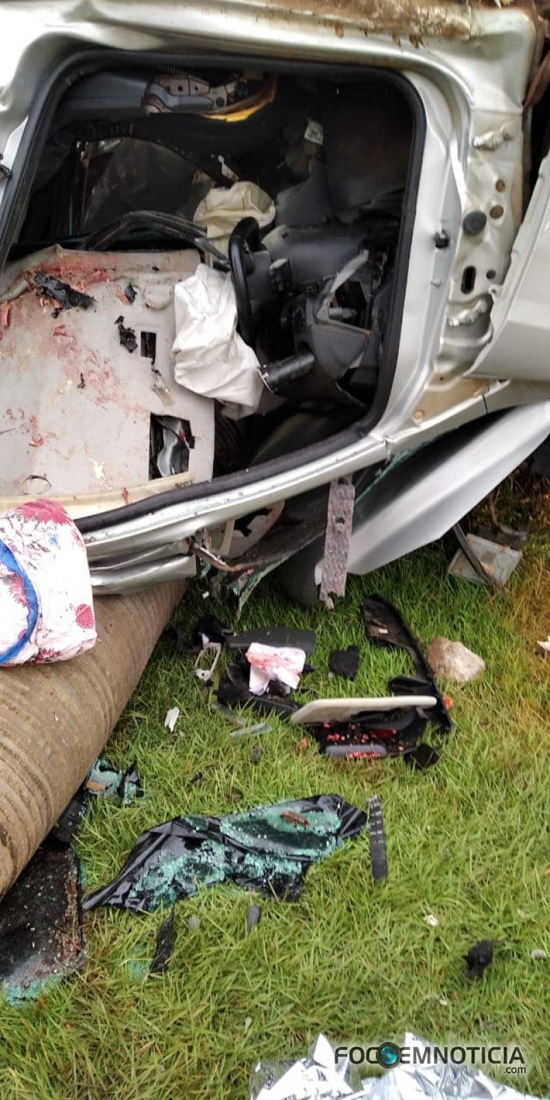 MOTORISTA PERDE O CONTROLE DO VE&Iacute;CULO, BATE EM &Aacute;RVORE, CARRO PARTE AO MEIO, IMAGENS FORTES, V&Iacute;DEO