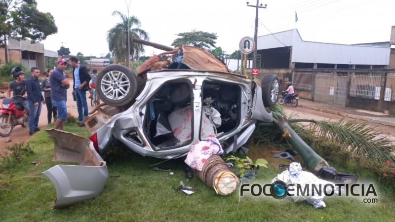 MOTORISTA PERDE O CONTROLE DO VE&Iacute;CULO, BATE EM &Aacute;RVORE, CARRO PARTE AO MEIO, IMAGENS FORTES, V&Iacute;DEO
