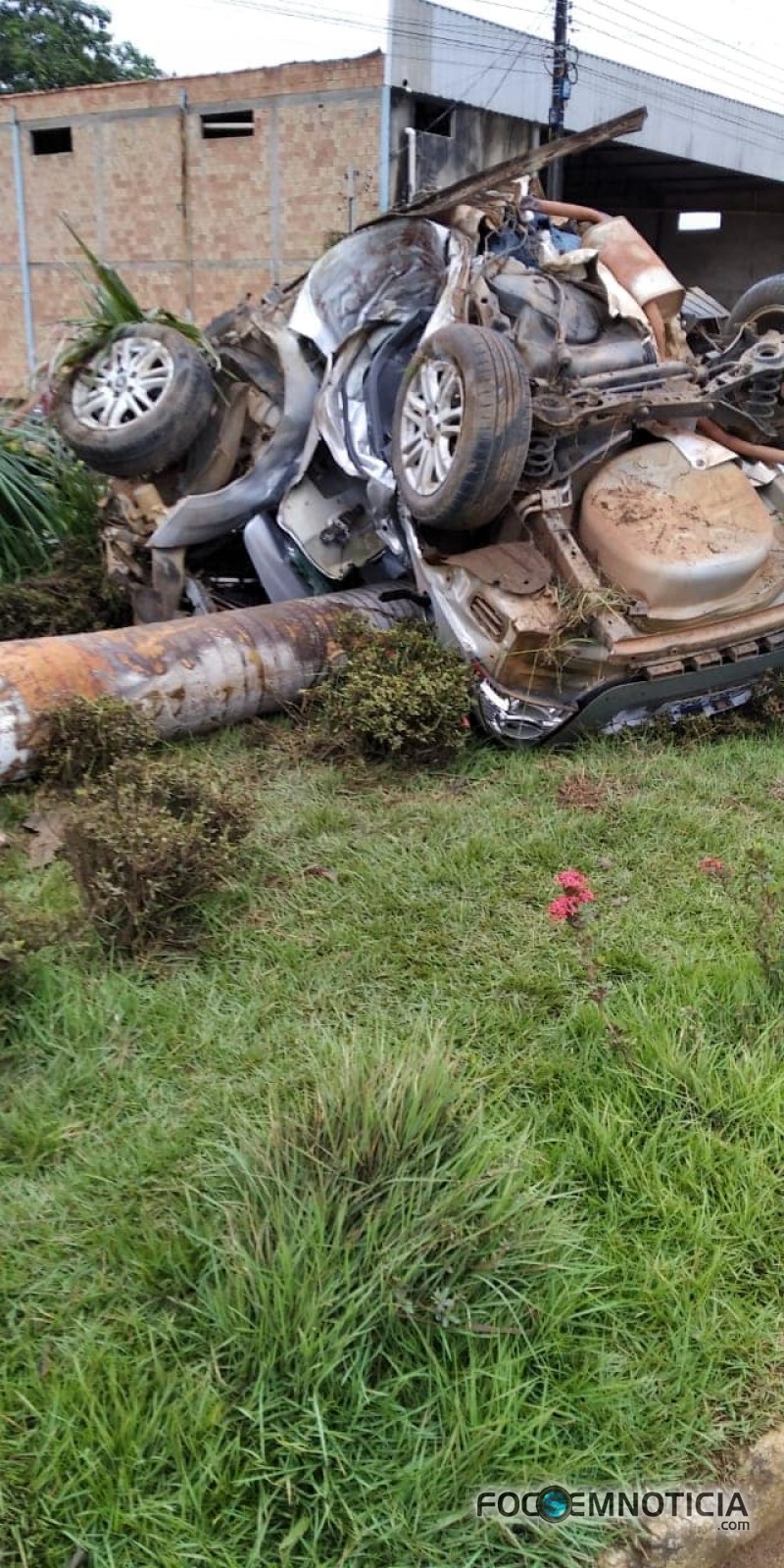 MOTORISTA PERDE O CONTROLE DO VE&Iacute;CULO, BATE EM &Aacute;RVORE, CARRO PARTE AO MEIO, IMAGENS FORTES, V&Iacute;DEO