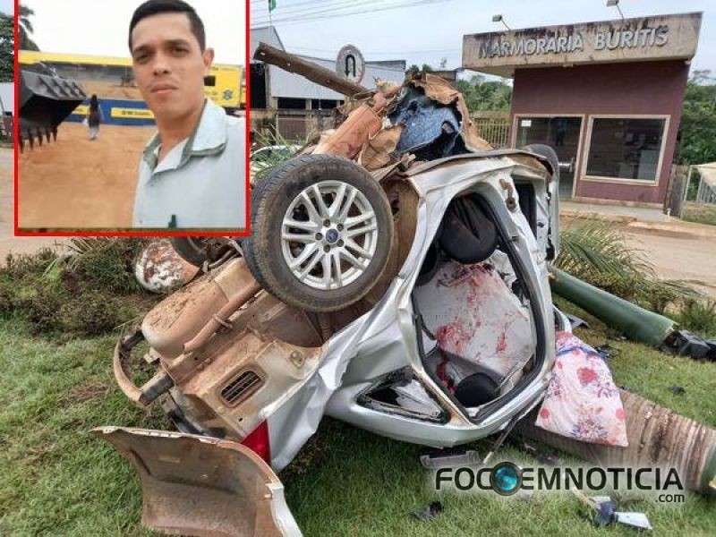 MOTORISTA PERDE O CONTROLE DO VE&Iacute;CULO, BATE EM &Aacute;RVORE, CARRO PARTE AO MEIO, IMAGENS FORTES, V&Iacute;DEO