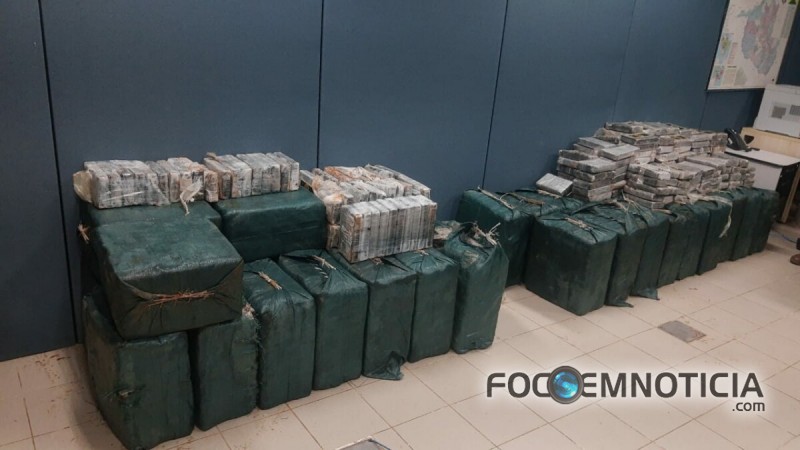 POL&Iacute;CIA MILITAR PRENDE QUADRILHA E APREENDE QUASE UMA TONELADA E MEIA DE COCA&Iacute;NA