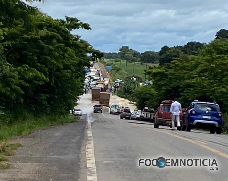 URGENTE: PRF INTERDITA PARCIALMENTE BR - 364 PR&Oacute;XIMO A ARIQUEMES, VEJA FOTOS E V&Iacute;DEOS