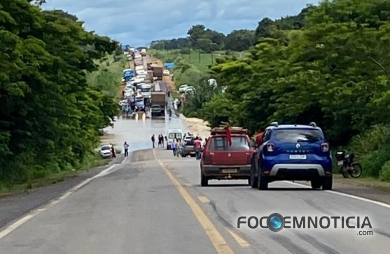 URGENTE: PRF INTERDITA PARCIALMENTE BR - 364 PR&Oacute;XIMO A ARIQUEMES, VEJA FOTOS E V&Iacute;DEOS