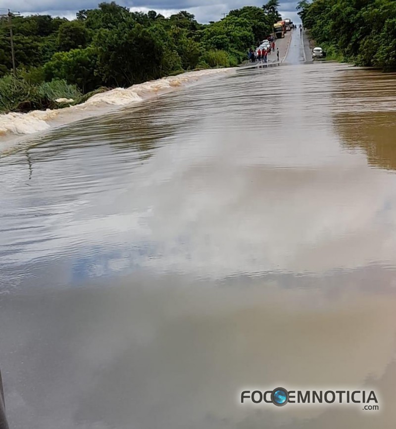 URGENTE: PRF INTERDITA PARCIALMENTE BR - 364 PR&Oacute;XIMO A ARIQUEMES, VEJA FOTOS E V&Iacute;DEOS