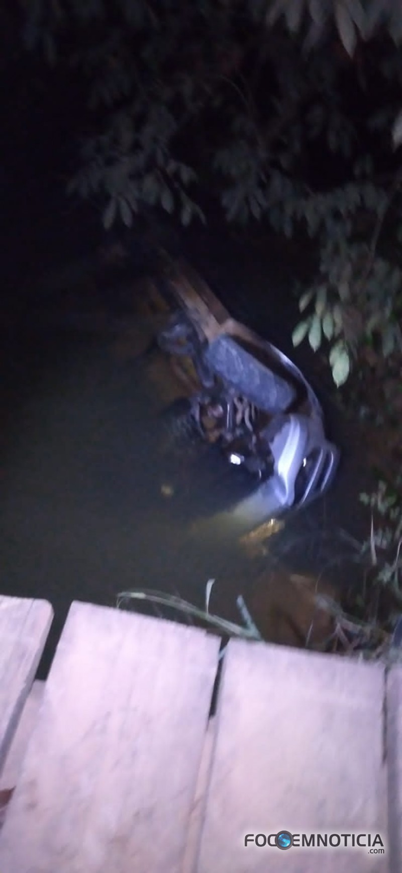TR&Ecirc;S PESSOAS MORREM AFOGADAS AP&Oacute;S CARRO CAIR DE PONTE NA LC - 65 PR&Oacute;XIMO A ARIQUEMES