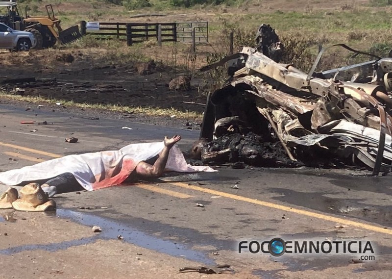 ACIDENTE ENVOLVENDO 02 CARRETAS E HILUX NO MATO GROSSO MATA CINCO MORADORES DE ROND&Ocirc;NIA