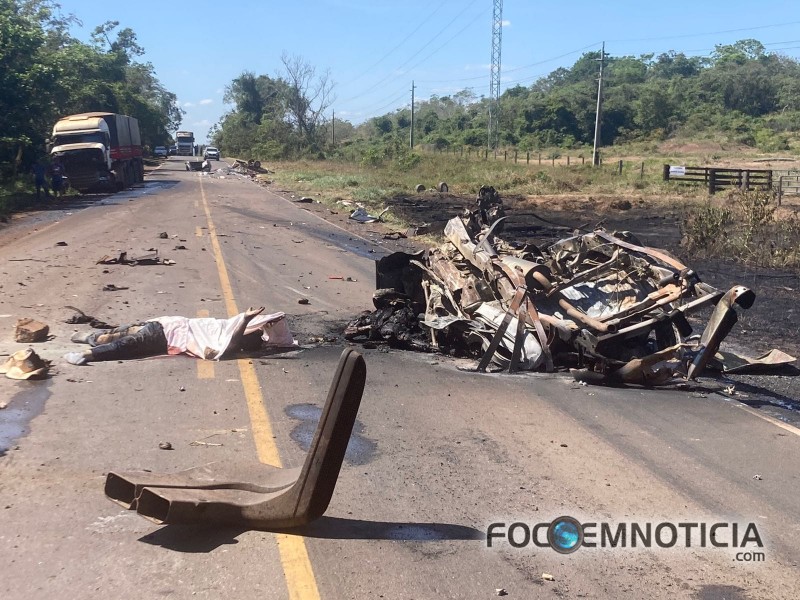ACIDENTE ENVOLVENDO 02 CARRETAS E HILUX NO MATO GROSSO MATA CINCO MORADORES DE ROND&Ocirc;NIA