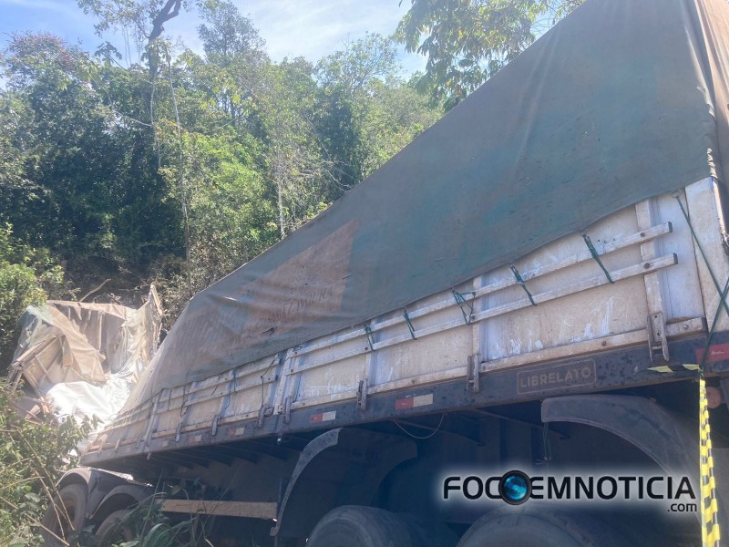 ACIDENTE ENVOLVENDO 02 CARRETAS E HILUX NO MATO GROSSO MATA CINCO MORADORES DE ROND&Ocirc;NIA