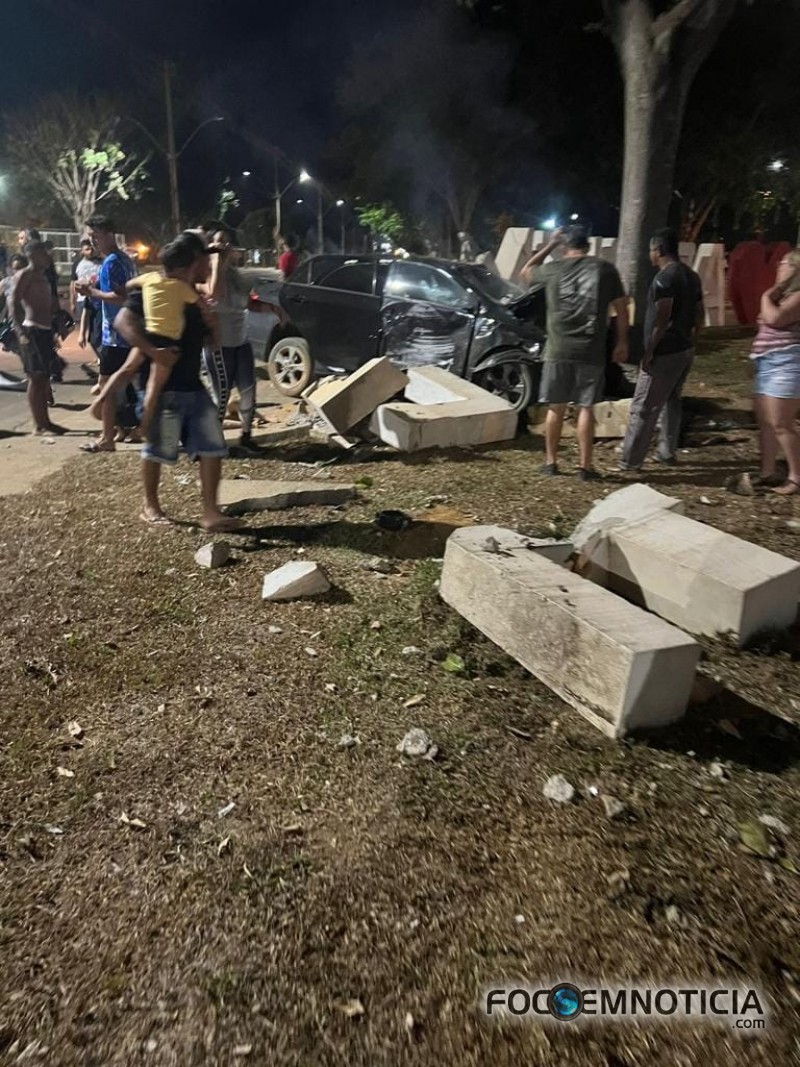 ACIDENTE ENVOLVENDO COROLLA E BIZ NA AVENIDA CAPIT&Atilde;O SILVIO EM ARIQUEMES MATA TR&Ecirc;S PESSOAS