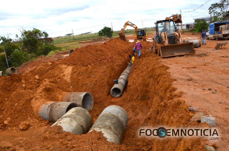TEM IN&Iacute;CIO AS OBRAS DE DRENAGEM E ASFALTAMENTO DO FINAL DA AVENIDA JK EM ARIQUEMES