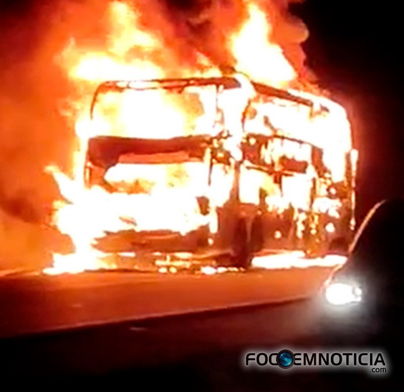 PRF CONFIRMA QUE &Ocirc;NIBUS DA EUCATUR FOI INCENDIADO POR MANIFESTANTES, PASSAGEIROS FORAM AMEA&Ccedil;ADOS