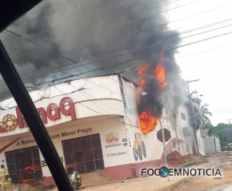 INC&Ecirc;NDIO DESTR&Oacute;I TR&Ecirc;S LOJAS NO SETOR INDUSTRIAL EM ARIQUEMES, FOTOS E V&Iacute;DEOS