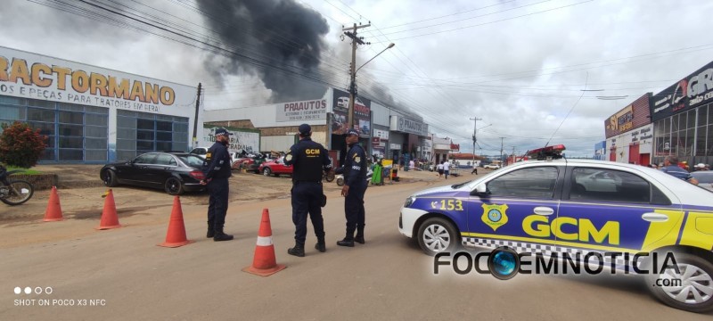 INC&Ecirc;NDIO DESTR&Oacute;I TR&Ecirc;S LOJAS NO SETOR INDUSTRIAL EM ARIQUEMES, FOTOS E V&Iacute;DEOS