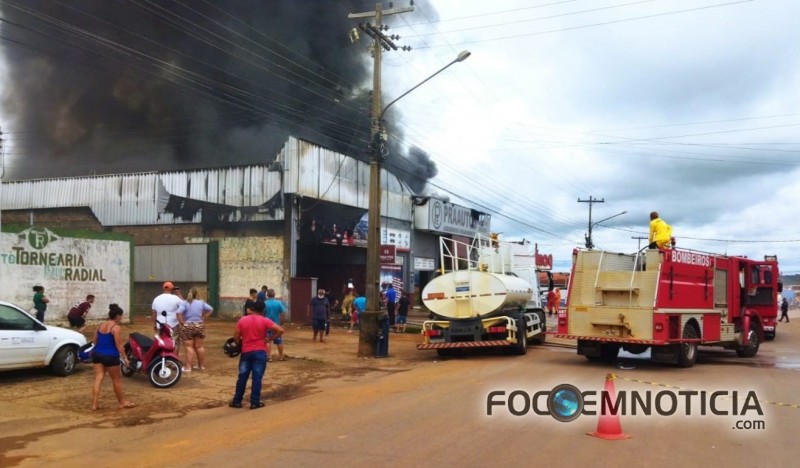 INC&Ecirc;NDIO DESTR&Oacute;I TR&Ecirc;S LOJAS NO SETOR INDUSTRIAL EM ARIQUEMES, FOTOS E V&Iacute;DEOS