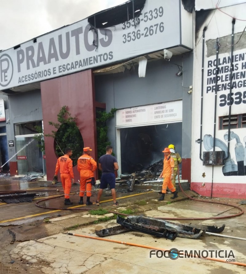 INC&Ecirc;NDIO DESTR&Oacute;I TR&Ecirc;S LOJAS NO SETOR INDUSTRIAL EM ARIQUEMES, FOTOS E V&Iacute;DEOS