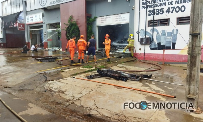 INC&Ecirc;NDIO DESTR&Oacute;I TR&Ecirc;S LOJAS NO SETOR INDUSTRIAL EM ARIQUEMES, FOTOS E V&Iacute;DEOS
