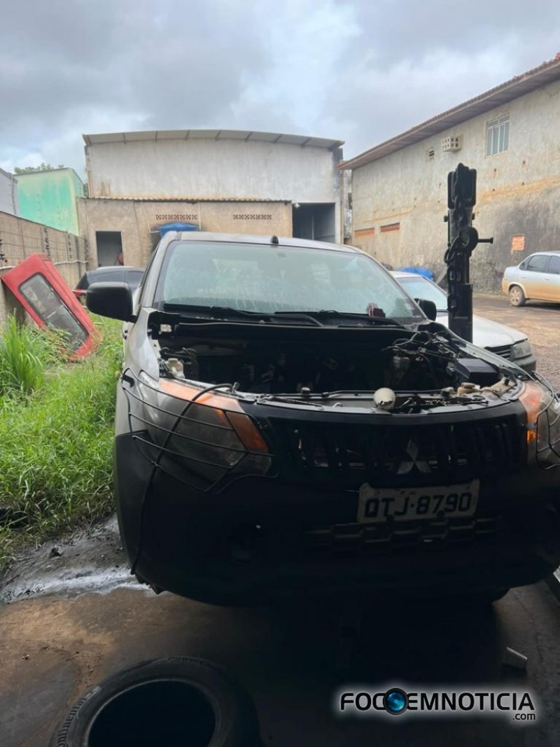 DESCASO COM DINHEIRO P&Uacute;BLICO, CAMINHONETES EST&Atilde;O ABANDONADAS EM OFICINA H&Aacute; DOIS ANOS