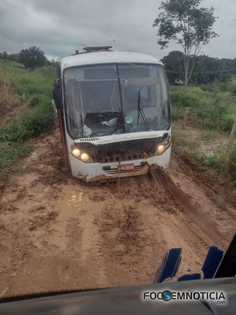 DESCASO: &Ocirc;NIBUS QUE TRANSPORTAM  ALUNOS DAS ESCOLAS DE JORGE TEIXEIRA EST&Atilde;O CAINDO AOS PEDA&Ccedil;OS
